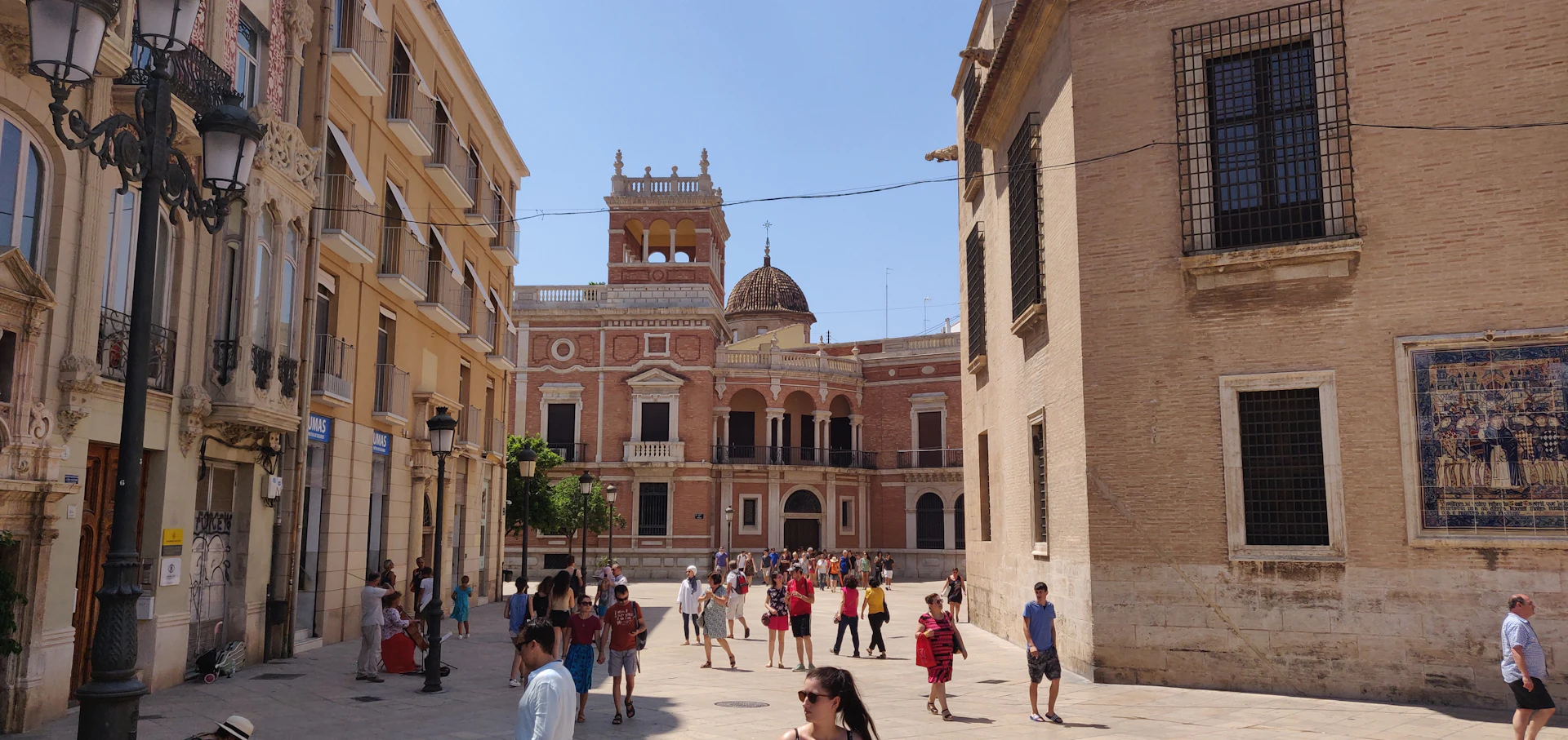 Calle del centro de Valencia con gente paseando