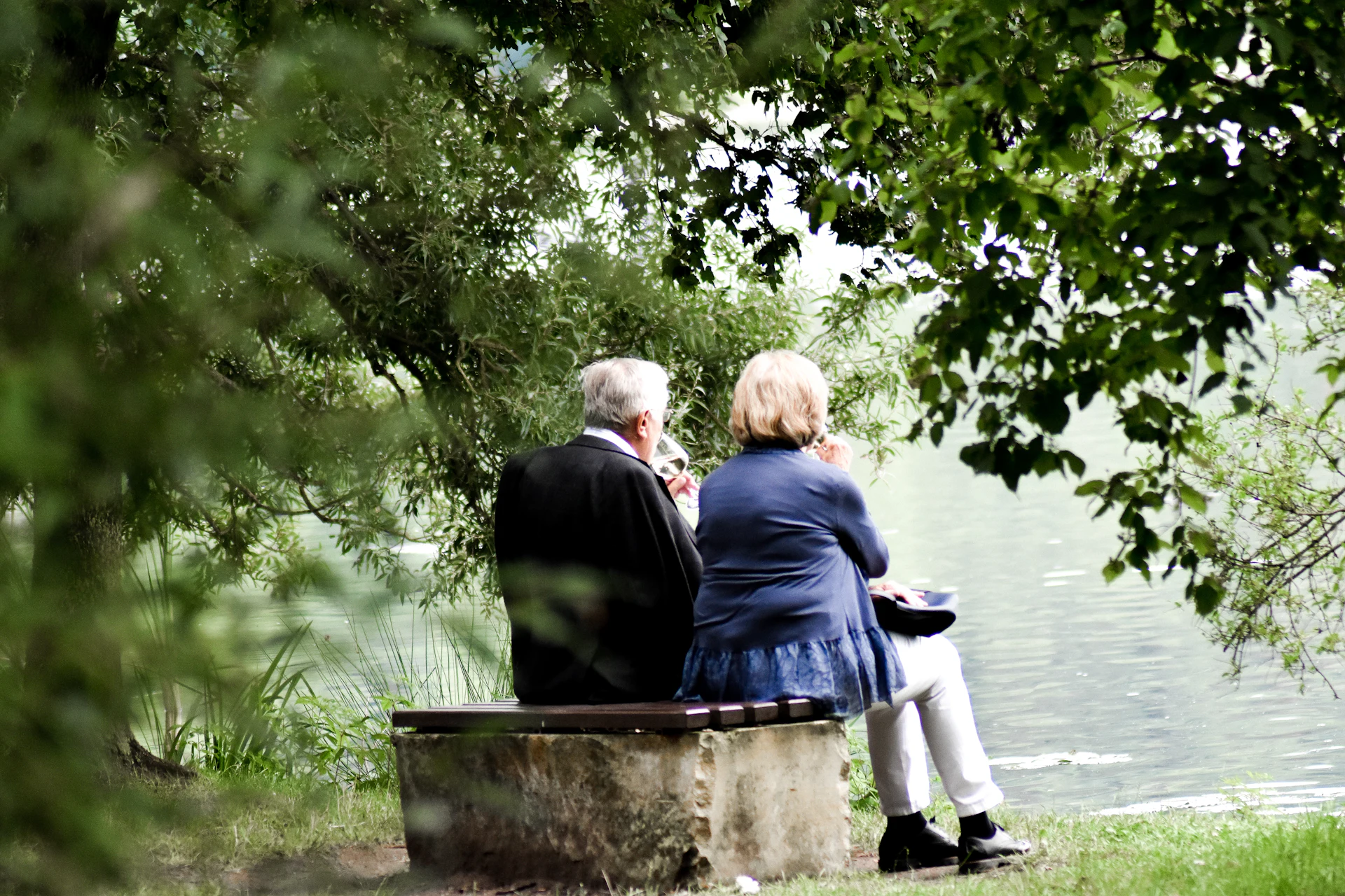 Pareja de jubilados en un parque