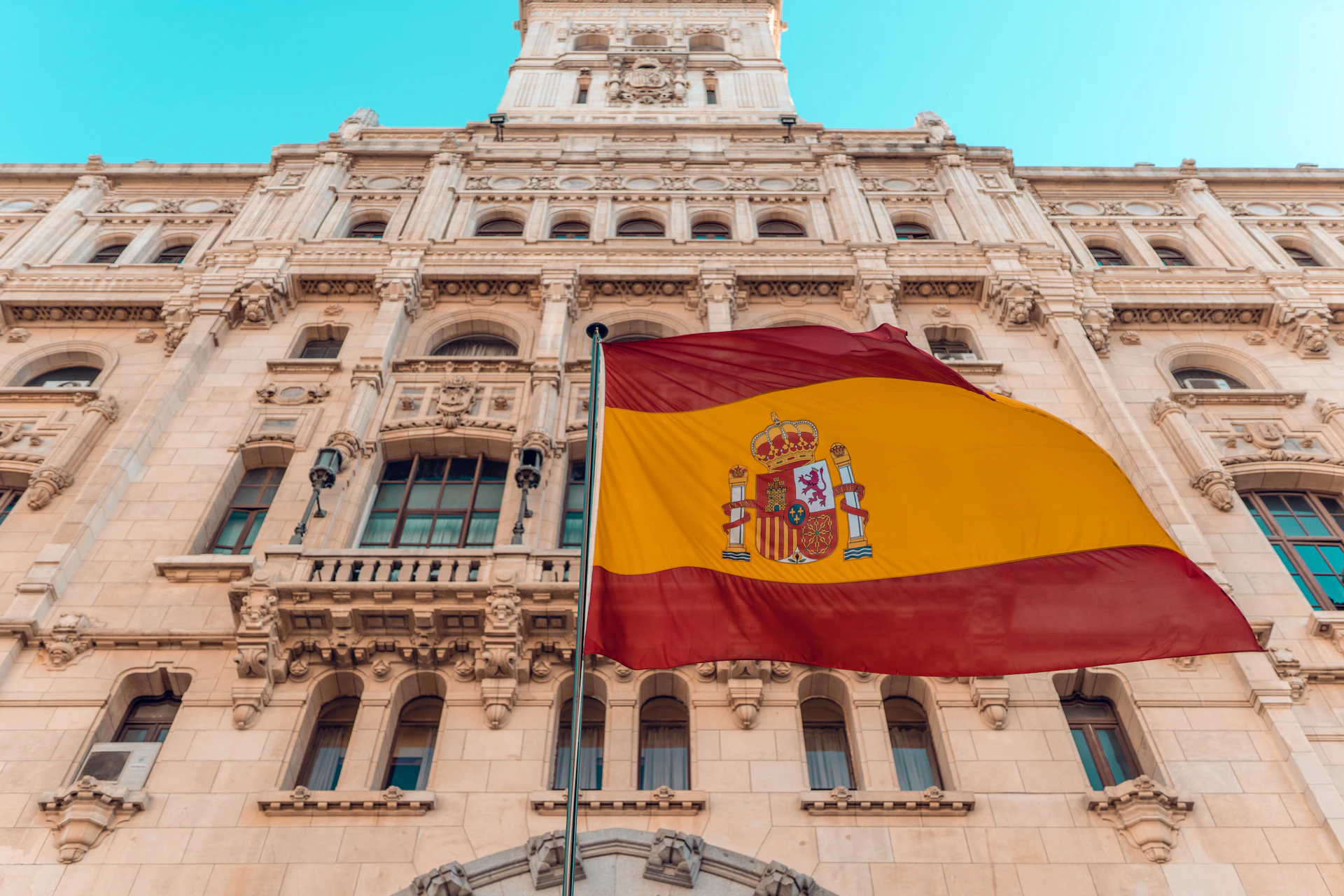Bandera de España en un edificio oficial