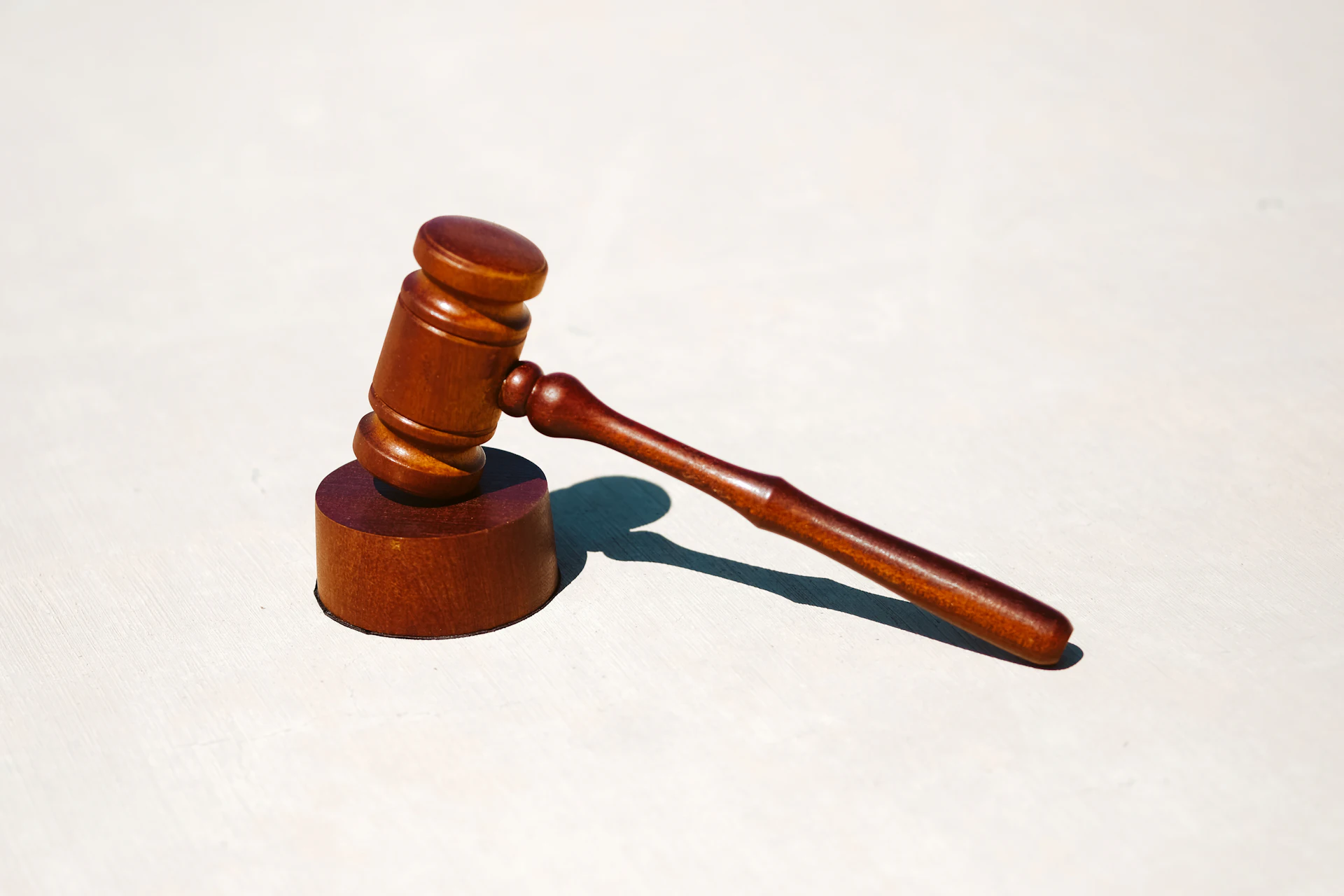 Mazo de juez sobre la mesa de un tribunal